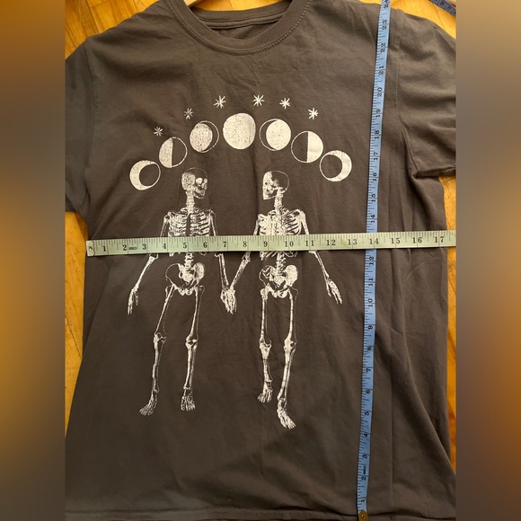 Hills & Valley Graphic Skeleton T-Shirt M GUC - Picture 5 of 5